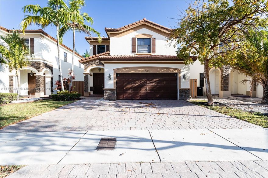 Single-Family Home for Sale in Doral – 3 Bedrooms + Den, 2.5 Bathrooms, Pool & Clubhouse Access. Discover your dream home in the heart of Doral, Florida! This elegant single-family residence offers 3 spacious bedrooms plus a versatile den and 2.5 modern bathrooms, combining comfort and style. Located in the sought-after Grand Bay community, residents enjoy a clubhouse with tennis courts, children’s play areas, pool, and event spaces—a perfect setting for family living. The kitchen, with granite countertops and stainless steel appliances, is ideal for cooking enthusiasts. Located in a community with top-rated schools, shopping, and dining nearby, this home offers luxury and convenience all in one place.