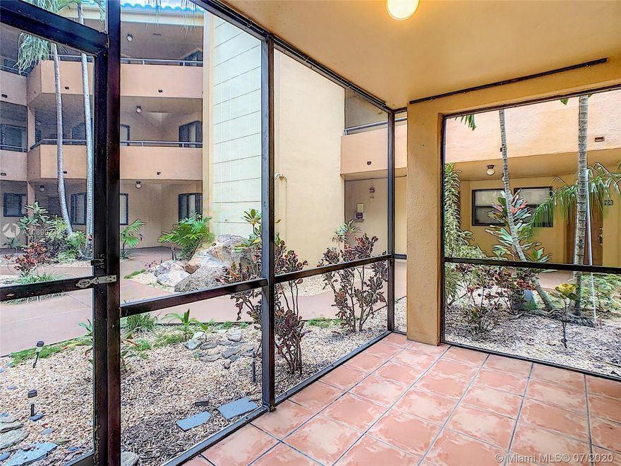 BEAUTIFUL CORNER UNIT 1 BEDROOM 1 BATH LOCATED ON GROUND FLOORS. WASHER/DRYER INSIDE UNIT. COMMUNITY IS IN HIGHLY DESIRED QUIET NEIGHBORHOOD. CLOSE TO MAJOR HIGHWAYS. COMMUNITY POOL. PLENTLY OF PARKING. SCREENED-IN PATIO. MUST SEE!!