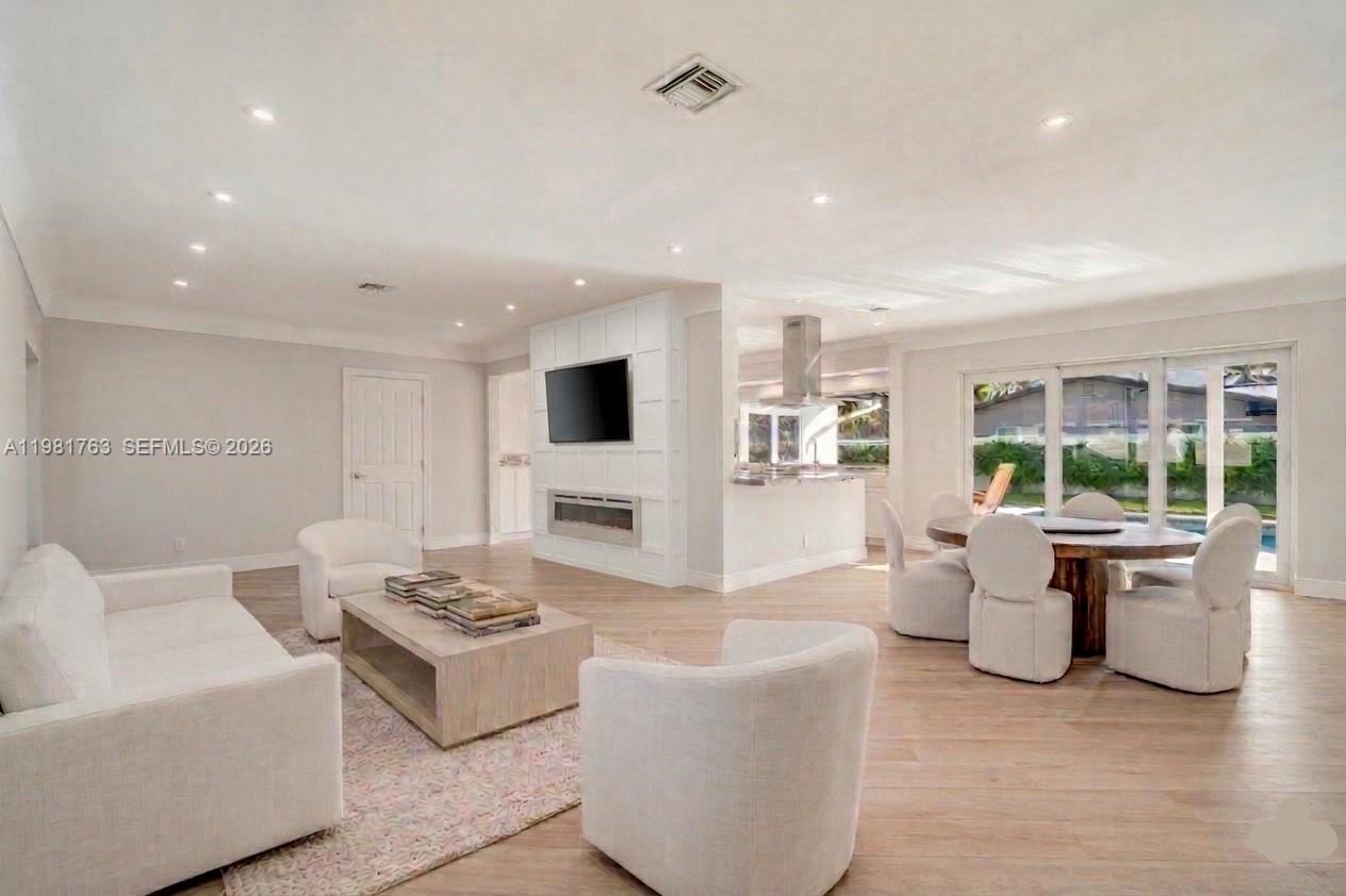 VENETIAN ISLES 3RD SEC - Residential