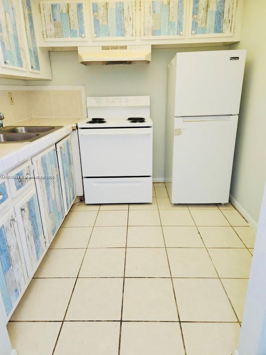 Very nice and well-maintained unit in Century Village West Palm Beach, a 55+ Community.
1 bedroom with lots of space and natural light.
Covered balcony.
1 assigned parking spot.
Currently rented at $1100/month.
Century Village offers amazing amenities: theatre, clubhouse, bus service, pools, fitness center, and many more.