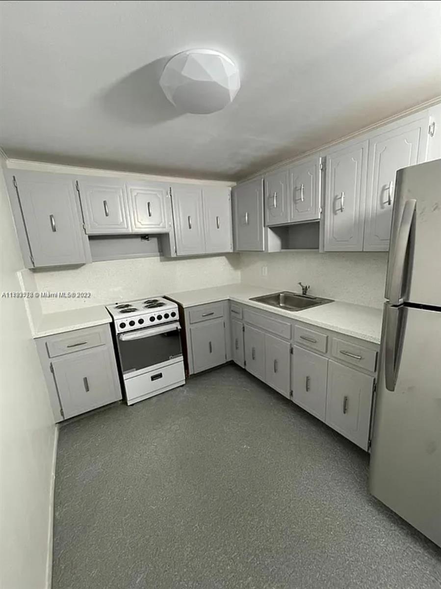 This is what you've been looking for! A remodeled just last year, cozy 1/1 minutes from Lincoln Road and the beach! Brand new stainless steel appliances, completely redone kitchen and bath, large balcony, clean and ready for you! Walking distance to anywhere you want to be: nightlife, transportation, shopping, dining, and beaches. You will feel extra safe as the building and the designated parking spot are fenced. This is a blank space for you to write your story!