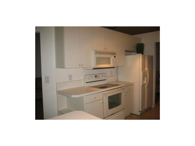 ESCADE 174-84 B - Residential Lease