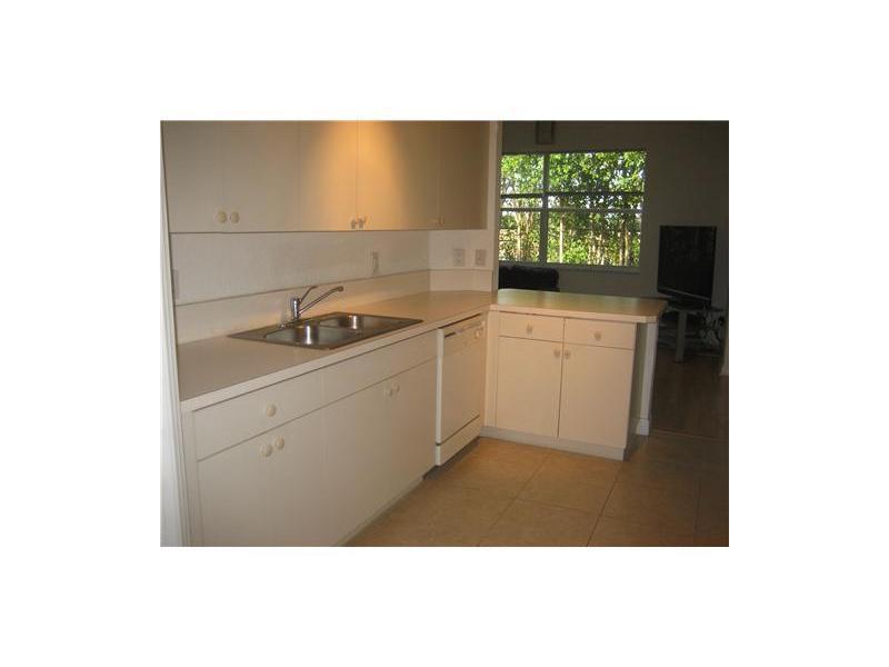 ESCADE 174-84 B - Residential Lease