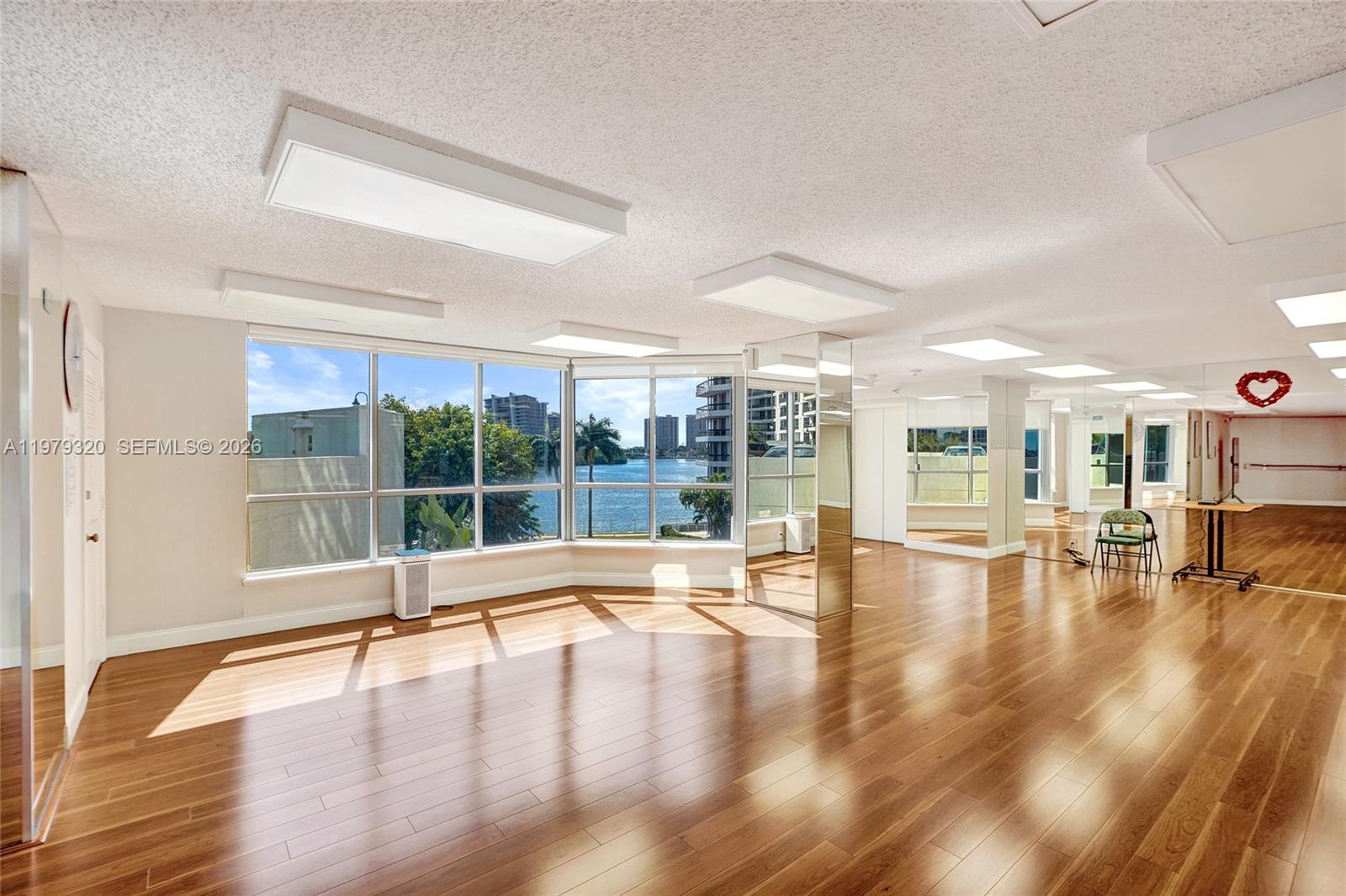 MYSTIC POINTE TOWER 500 C - Residential