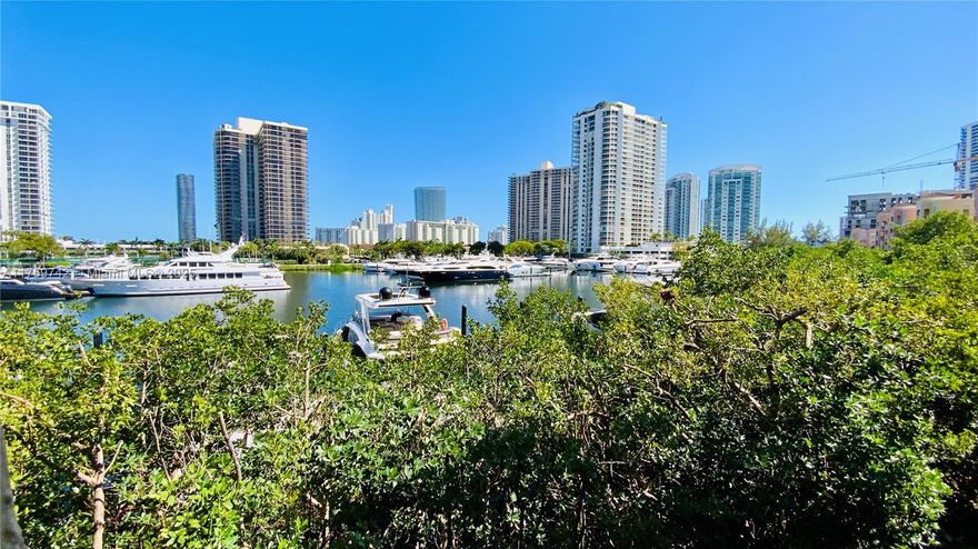 Magnificent view on the yachts. This renovated one bedroom is located around Aventura golf course in a 24/7 secured community. Move in or rental ready (the Yacht Club is the only community allowing 7 nights minimum in Aventura). 4 driving minutes away from the beaches, Aventura Mall, restaurants.
Miami and Fort Lauderdale airports are 25 minutes away.
Heated Pool, Jacuzzi, Barbecue, Fitness Room, Lighted Tennis Courts, Playground, Sundeck, Business Center, easy parking for your guests
Apartment comes with a private covered parking space