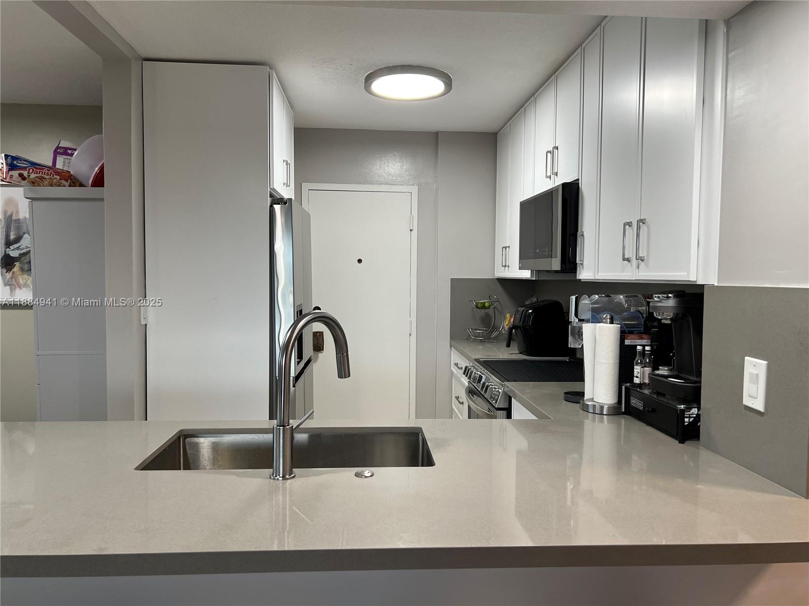 RUNAWAY BAY CONDO - Residential Lease