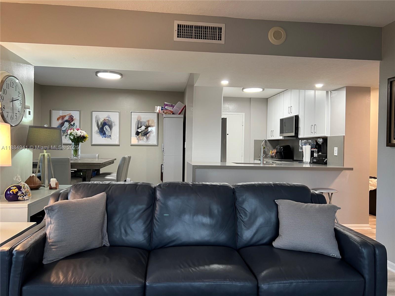 RUNAWAY BAY CONDO - Residential Lease