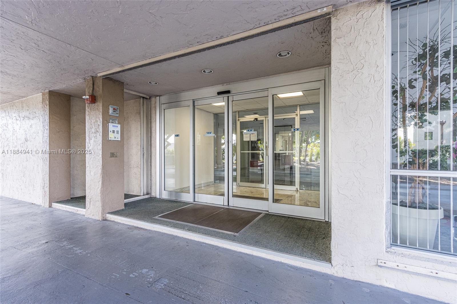 RUNAWAY BAY CONDO - Residential Lease