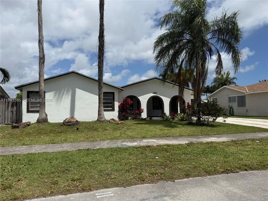 BEAUTIFUL 4/2 SINGLE-FAMILY HOME FEATURING AN OPEN FLOOR PLAN. FRESHLY PAINTED INTERIOR AND EXTERIOR. RENOVATED KITCHEN AND BATHROOMS.NICE FENCED BACKYARD, IDEAL FOR OUTDOOR ENTERTAINMENT.
