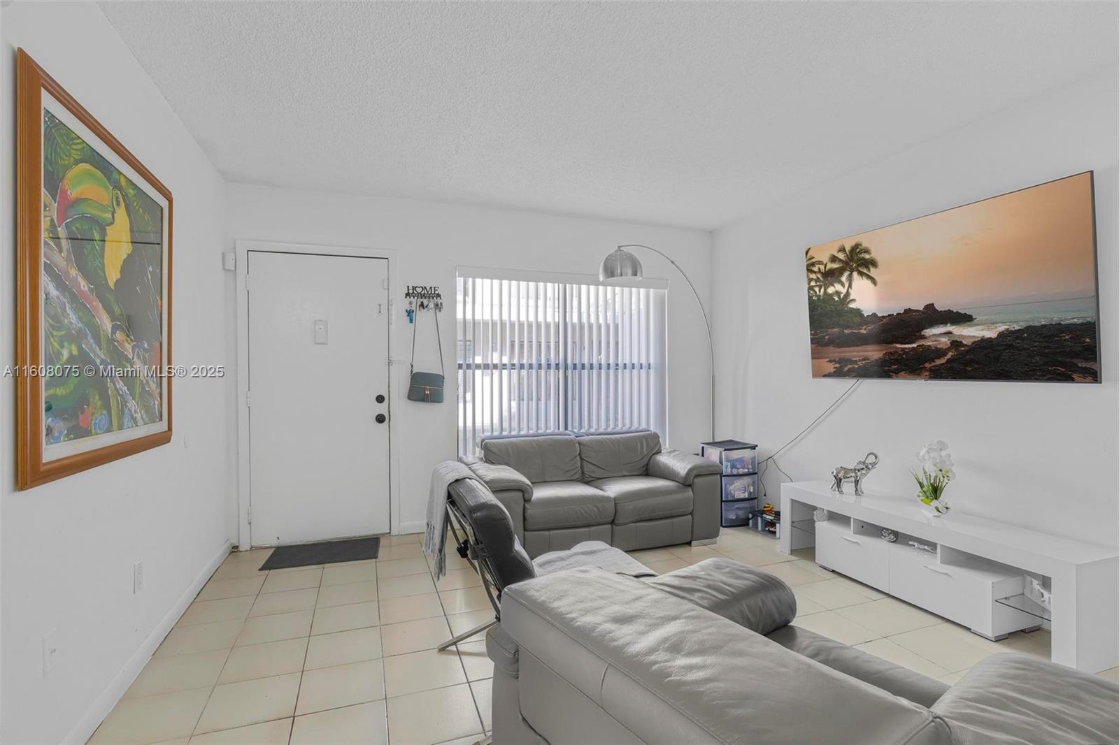 ROZLAND CONDO - Residential