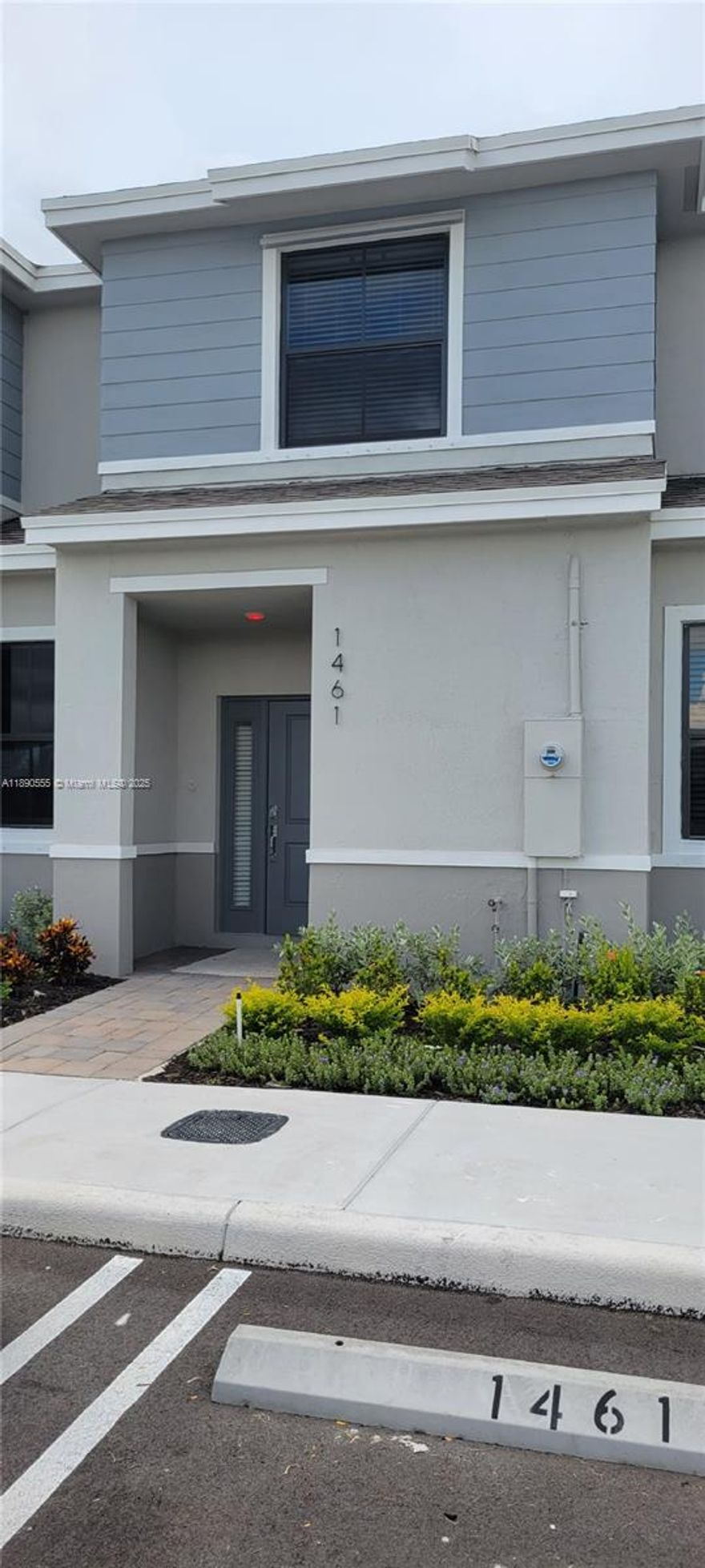 Step into this beautifully designed 3/3 bath townhome featuring an open-concept layout that seamlessly connects the dining area and great room—perfect for entertaining or relaxing in style. The modern kitchen boasts sleek stainless steel appliances and ample counter space for culinary creativity. Property has 2 assigned parking spaces.
Conveniently located near Florida Keys Outlet Marketplace, local farm stands, and a variety of acclaimed restaurants. 


??