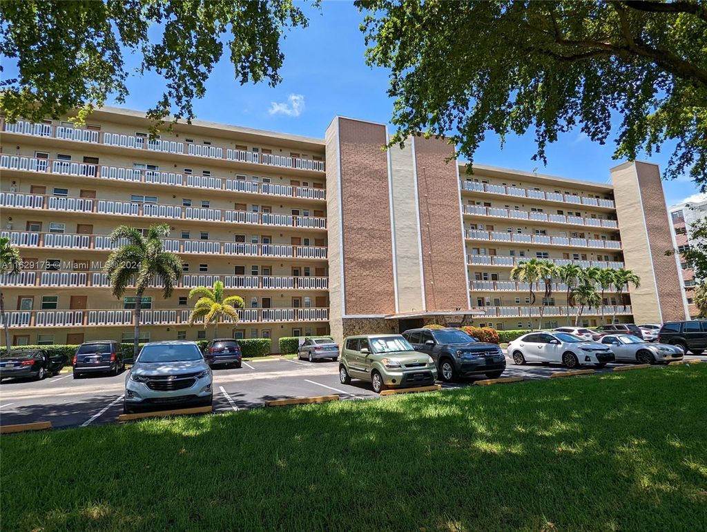 Photo of 900 NE 12th Ave #305, Hallandale Beach, FL 33009 (MLS # A11629173)