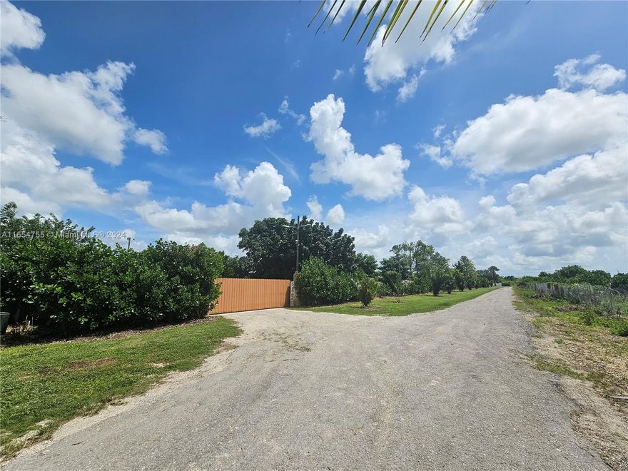 Great second home, 4 bedrooms 2 bathrooms on a 5 acres lot, 3 industrial building, completely fenced,
water well. This property is for sale along with other 2 adjoining properties, 5-acres each one, 15 acres
total: 1) Folio 30-6815-000-0010, this home, 2) Folio 30-6815-000-0018, vacant land, 3) Folio 30-6815-
000-0014, agrotourism.