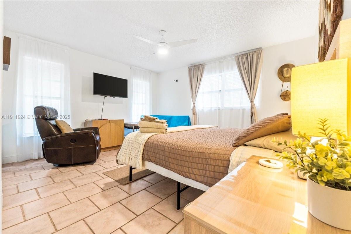 HOLLYWOOD ISLES ADD - Residential Lease