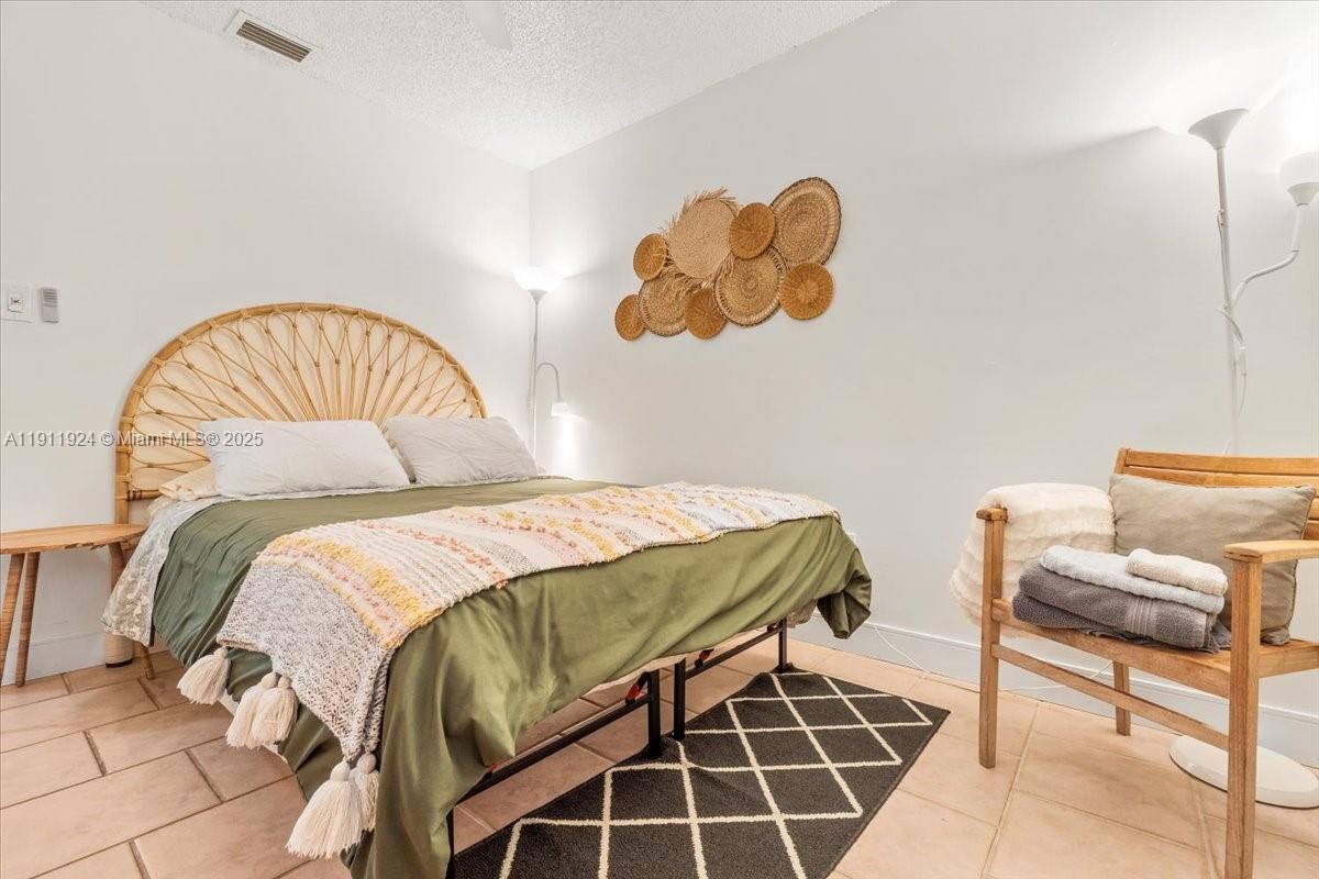 HOLLYWOOD ISLES ADD - Residential Lease