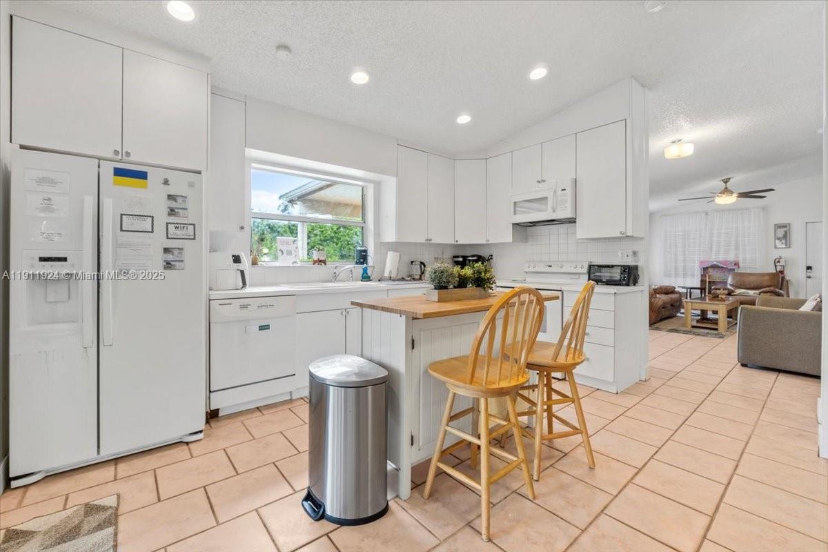 HOLLYWOOD ISLES ADD - Residential Lease