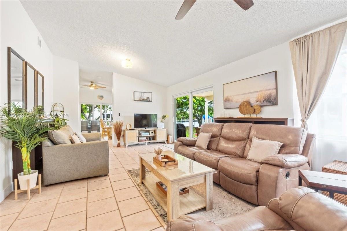 HOLLYWOOD ISLES ADD - Residential Lease