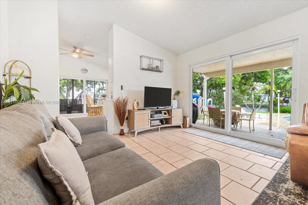 HOLLYWOOD ISLES ADD - Residential Lease