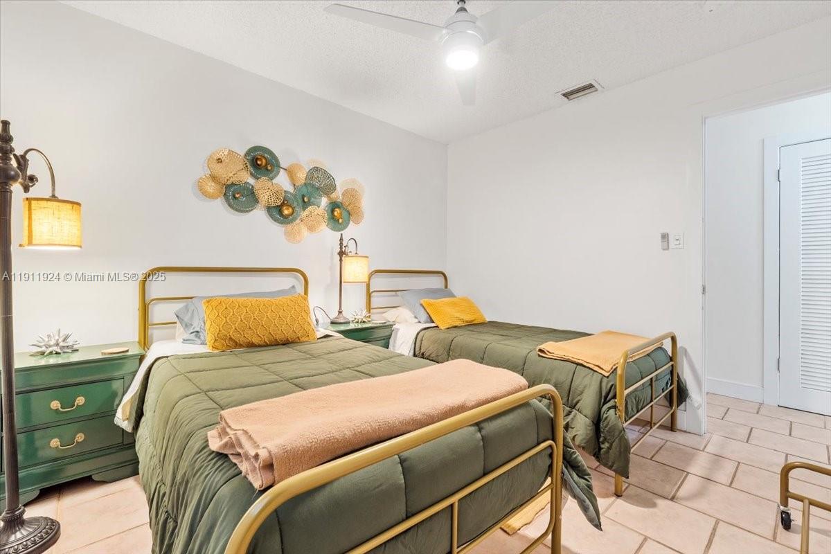 HOLLYWOOD ISLES ADD - Residential Lease