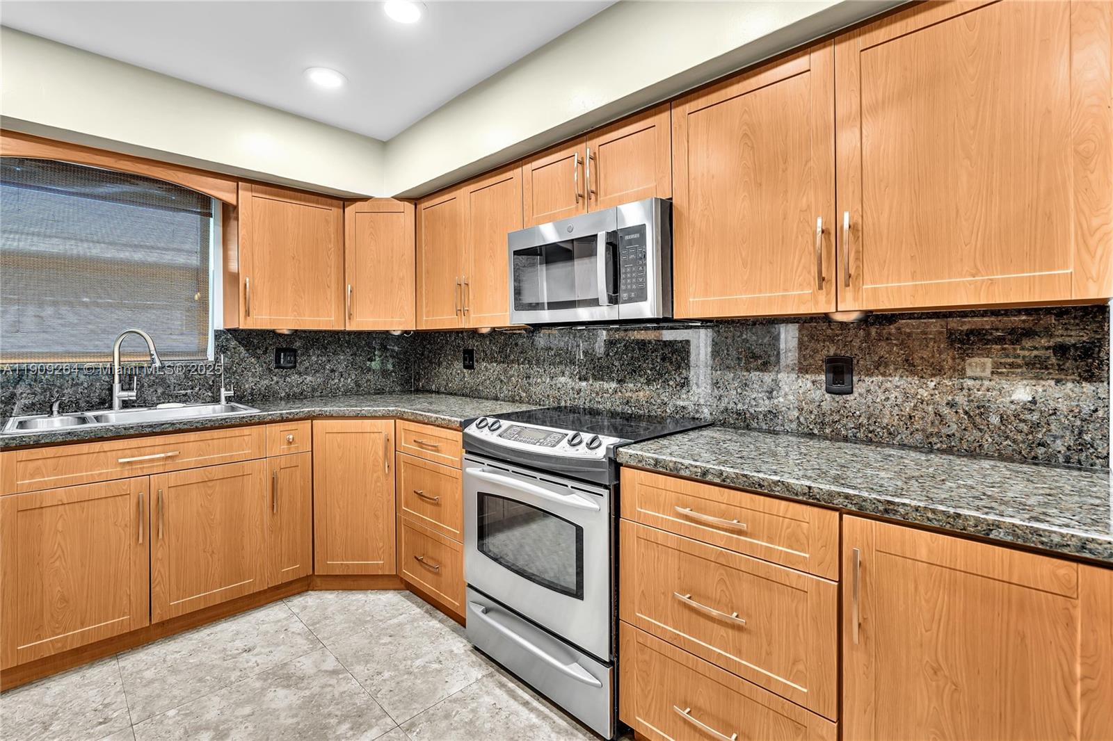 HOLLYWOOD HILLS - Residential Lease