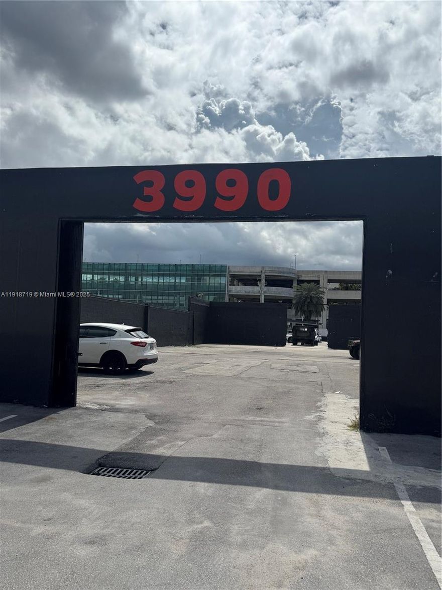 Unique opportunity for your business! One customer service workstation for rent with 10 vehicle parking spaces included, with additional parking available for rent if needed. Rent includes electricity, and the building features a car wash. Perfect for car rental companies, executive transportation, and related businesses, located next to the car rental building at Miami Airport. Ready to move in and grow your business from day one.