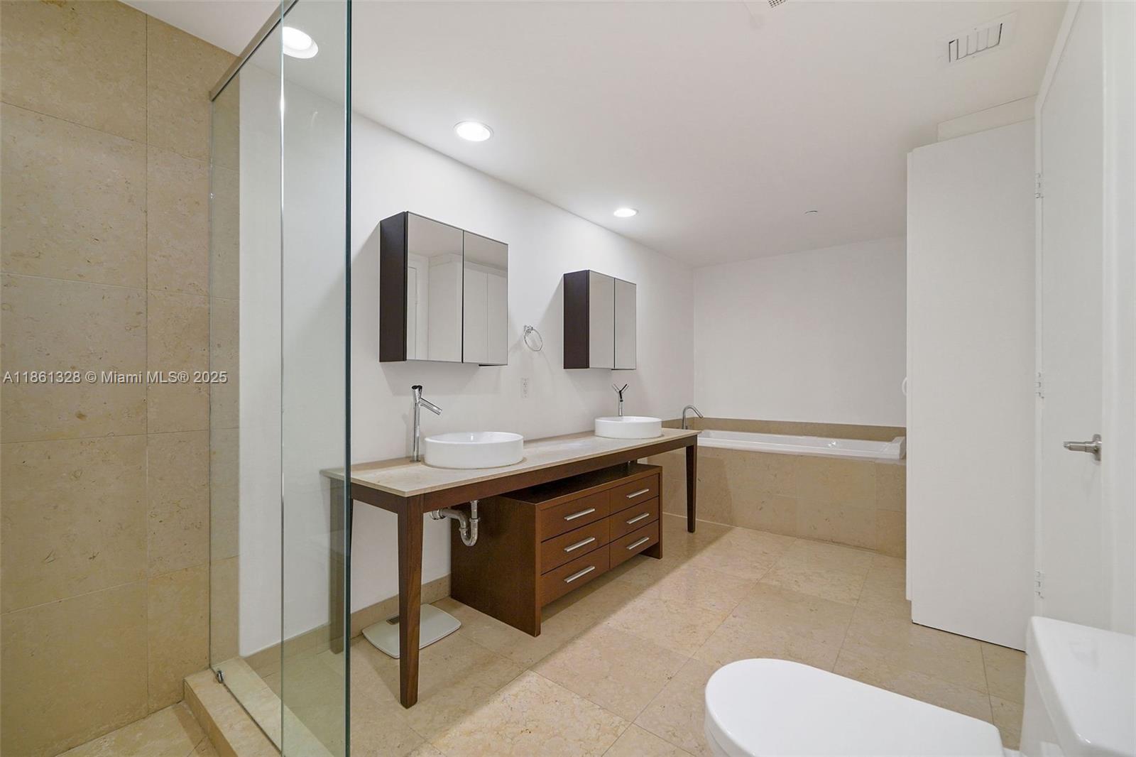 495 Brickell Ave 402