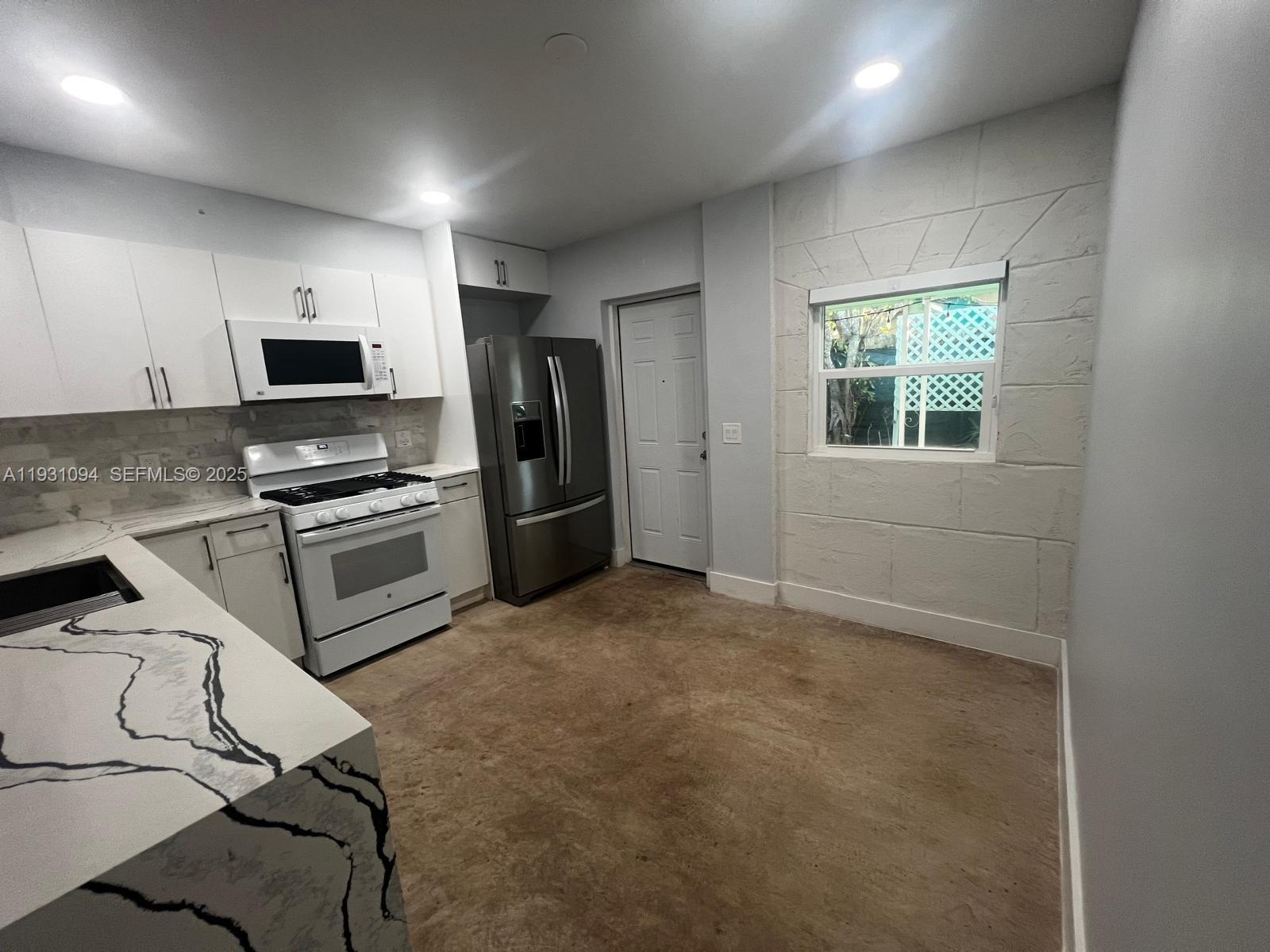 PALM SPRINGS NORTH SEC S - Residential Lease