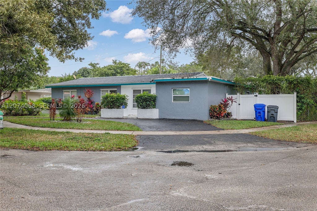 Photo of 5712 Monroe St, Hollywood, FL 33023 (MLS # A12074068)