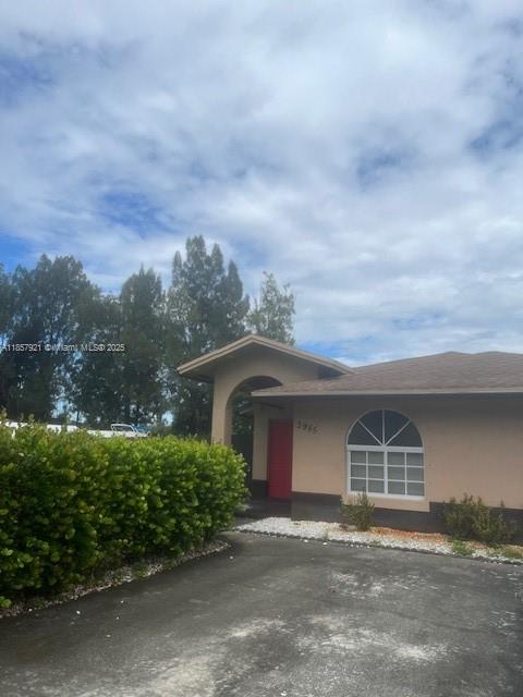 Charming spacious and cozy 4- bedroom and 2-bathroom single family home with large backyard laminate flooring throughout. Washer and Dryer. Home is in an excellent location this nis a must see.