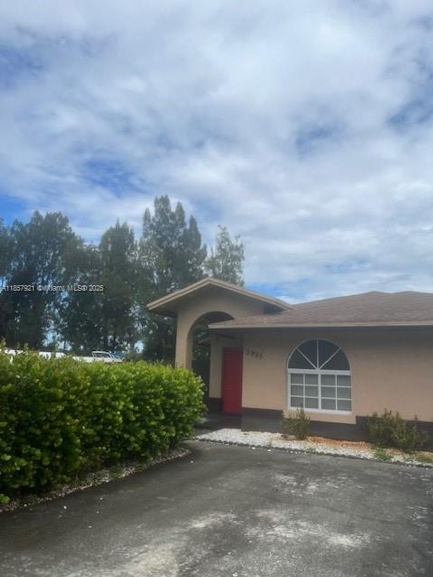 Charming spacious and cozy 4- bedroom and 2-bathroom single family home with large backyard laminate flooring throughout. Washer and Dryer. Home is in an excellent location this nis a must see.