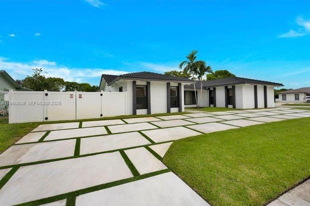 Photo of Hollywood, FL 33021 (MLS # A11950939)