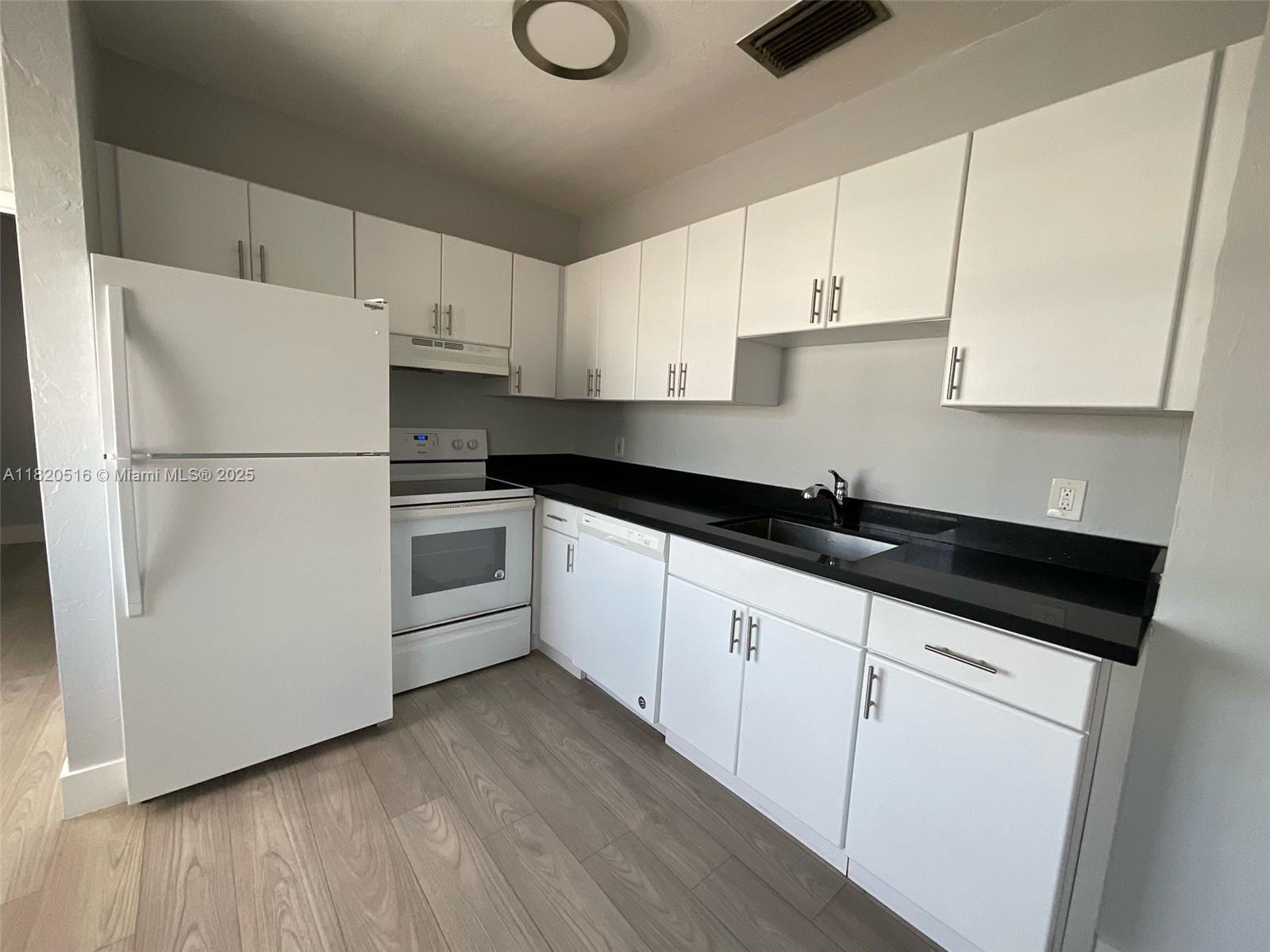 1360 Collins Ave 303