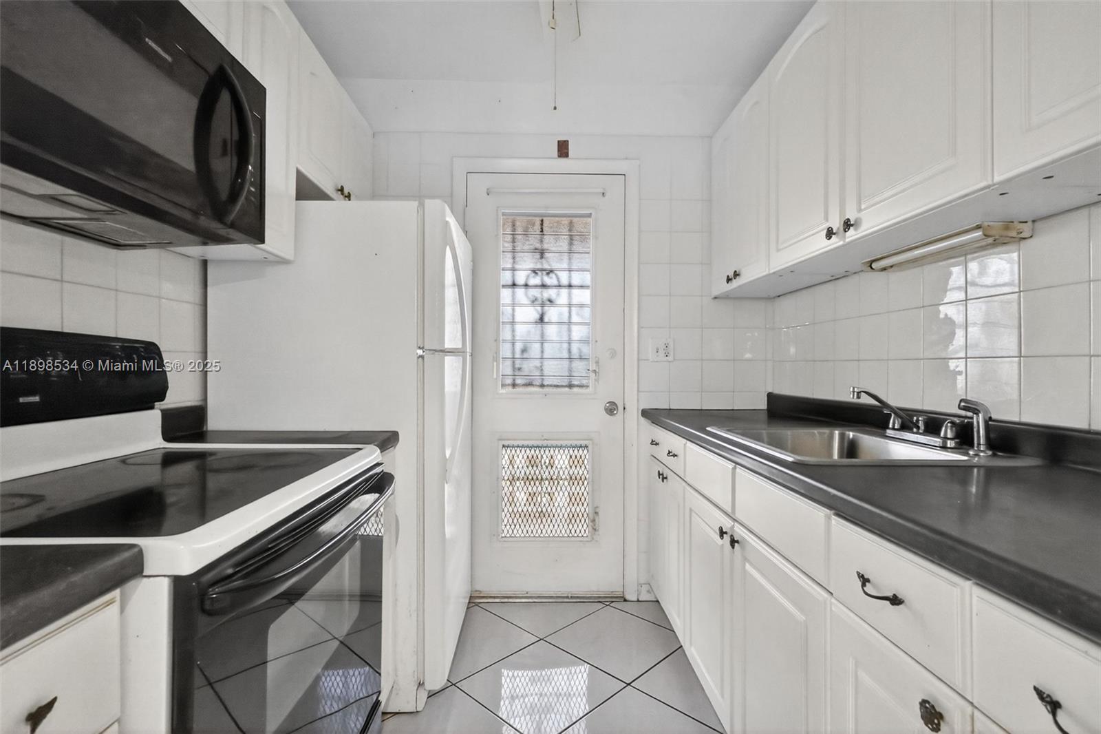 MAR-LEN GARDENS NO 11 COR - Residential