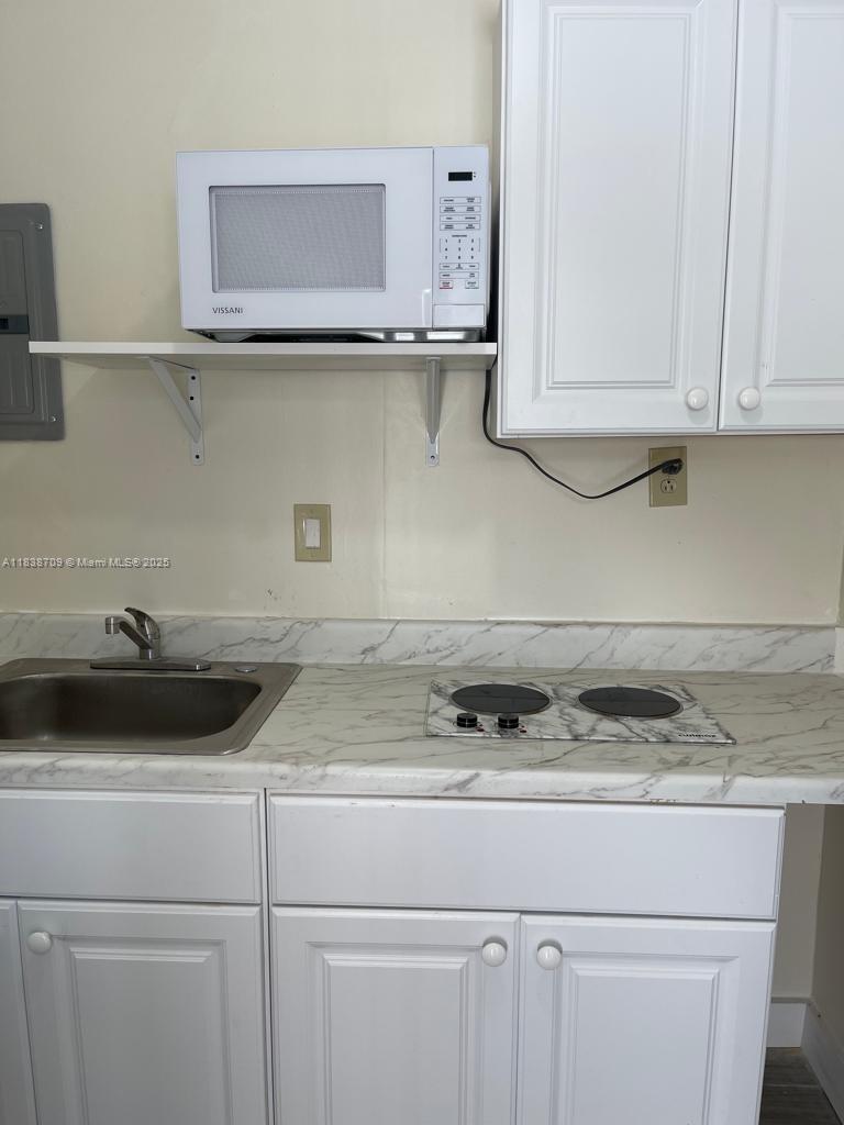 Great efficiency unit centrally located in Hollywood Florida. New and clean unit offers everything you need. Price includes all utilities, except internet which is available for a small additional fee. Easy to Show contact listing agent to schedule an appointment. MORE PICTURES COMING SOON