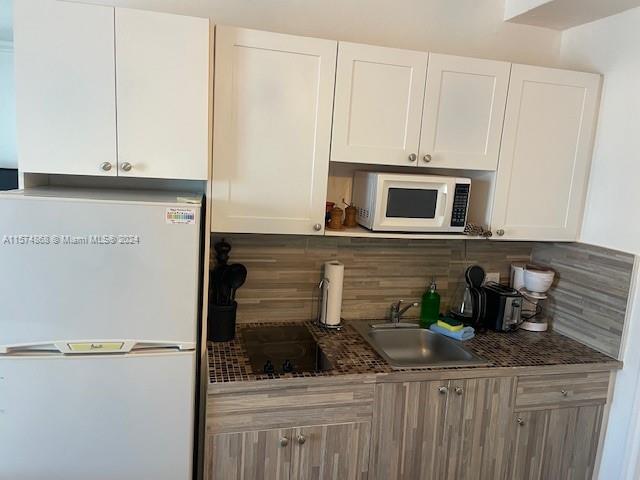 6345 Collins Ave 437