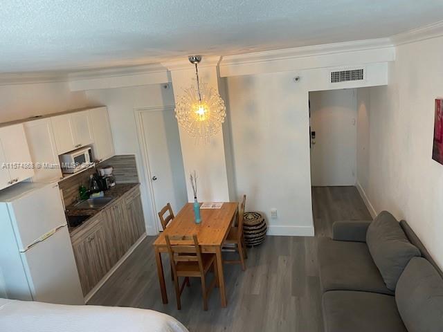 6345 Collins Ave 437