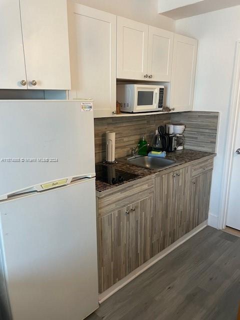 6345 Collins Ave 437