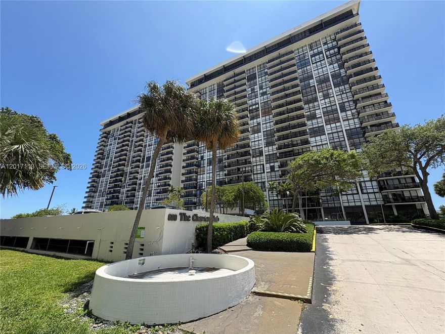 1 bedroom 1 1/2 bath unit now available in The Charter Club. Washer and dryer in unit. Large walk-in closets. Fitness center, convenience store, and dry cleaners in the building. Building is pet friendly.