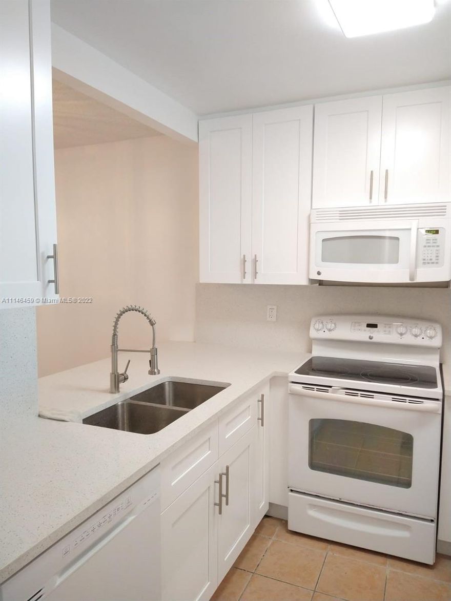 Bright and comfortable apartment with 1 bedroom and 1 bathroom on the first floor. Completely remodeled kitchen and bathroom, quartz countertops. Pleasant green and social areas. 55+ Community