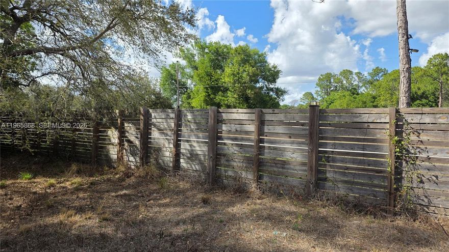Exceptional opportunity in Montura Ranch: this 1.07-acre lot is high, dry, and completely cleared. The property features a ready-to-use water well, is fully fenced, and already has a finished driveway, offering a level of convenience that is hard to find in the area.
Located in a quiet and rapidly developing area, this lot is ideal for those looking for a truly ready-to-build property.