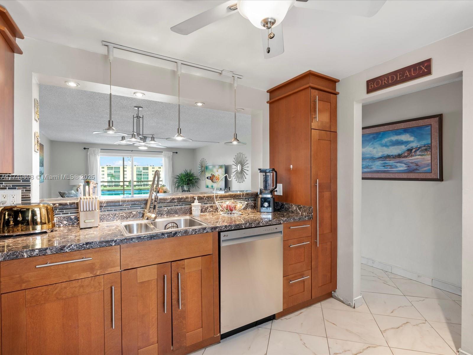 MEADOWBROOK LAKES VIEW CO - Residential