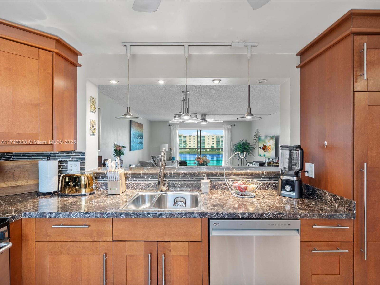 MEADOWBROOK LAKES VIEW CO - Residential
