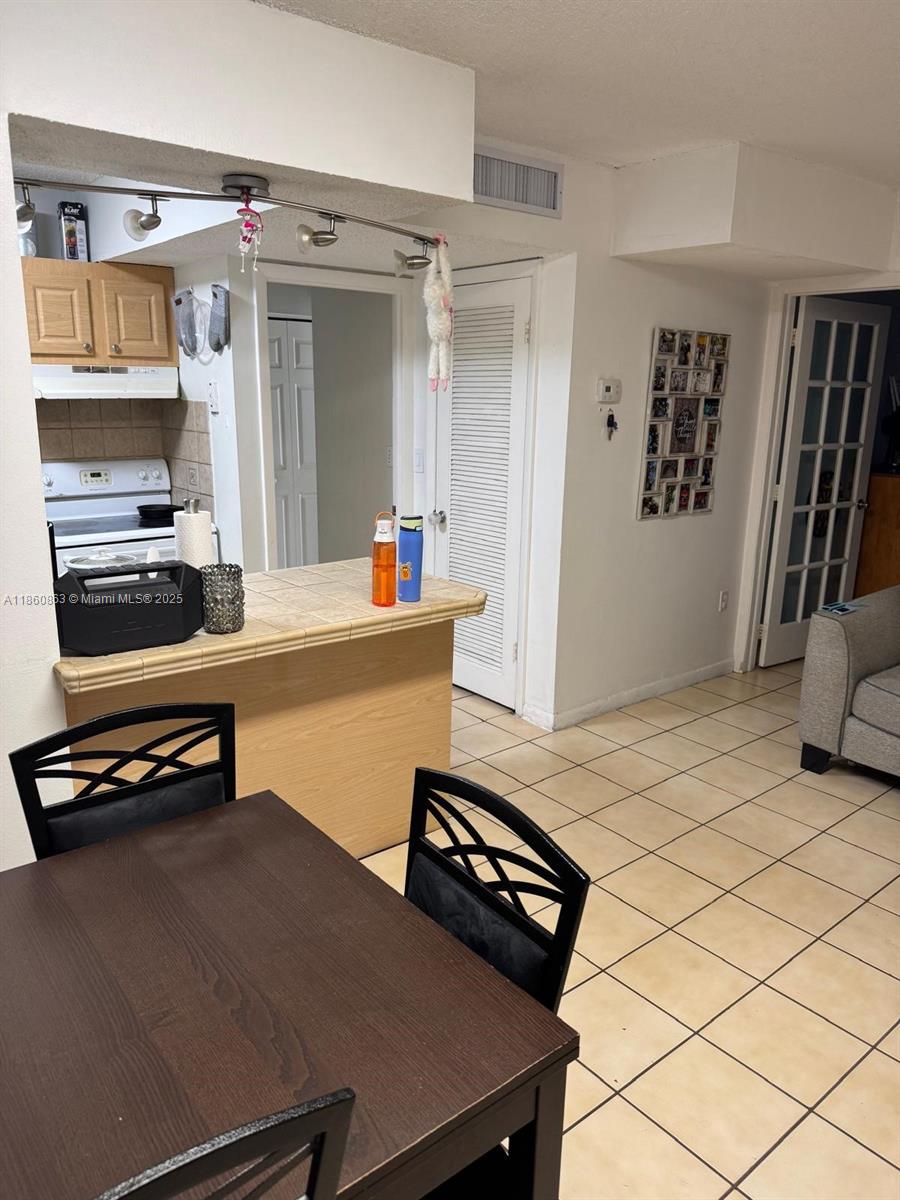 UNIVERSITY TRAIL CONDO - Residential
