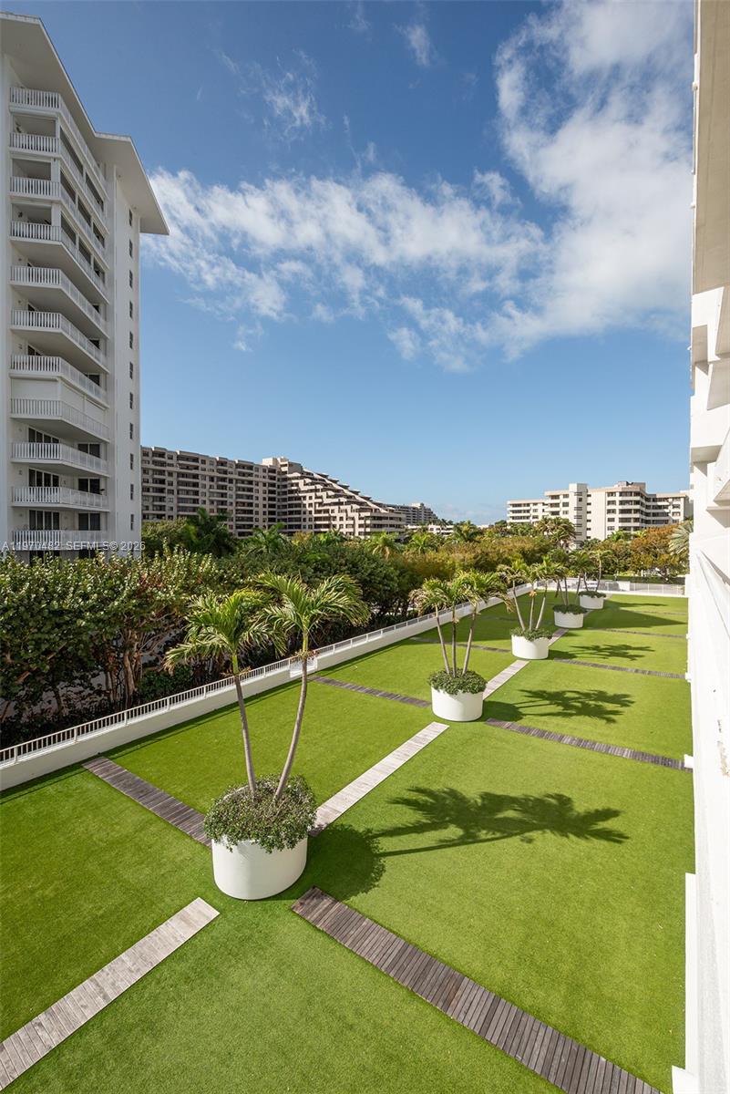 COMMODORE CLUB SOUTH COND - Residential