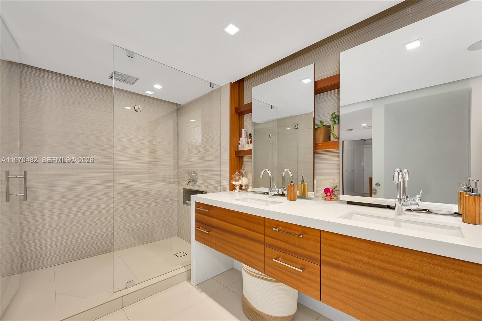 COMMODORE CLUB SOUTH COND - Residential