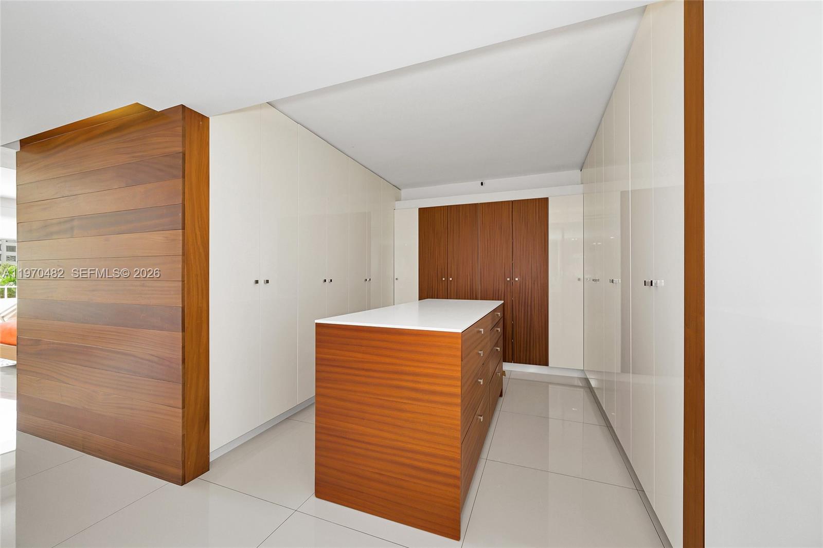 COMMODORE CLUB SOUTH COND - Residential