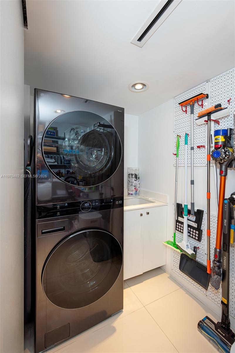 COMMODORE CLUB SOUTH COND - Residential