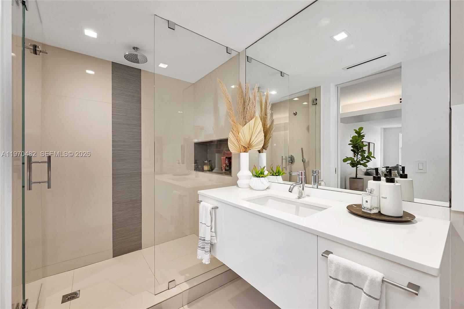 COMMODORE CLUB SOUTH COND - Residential