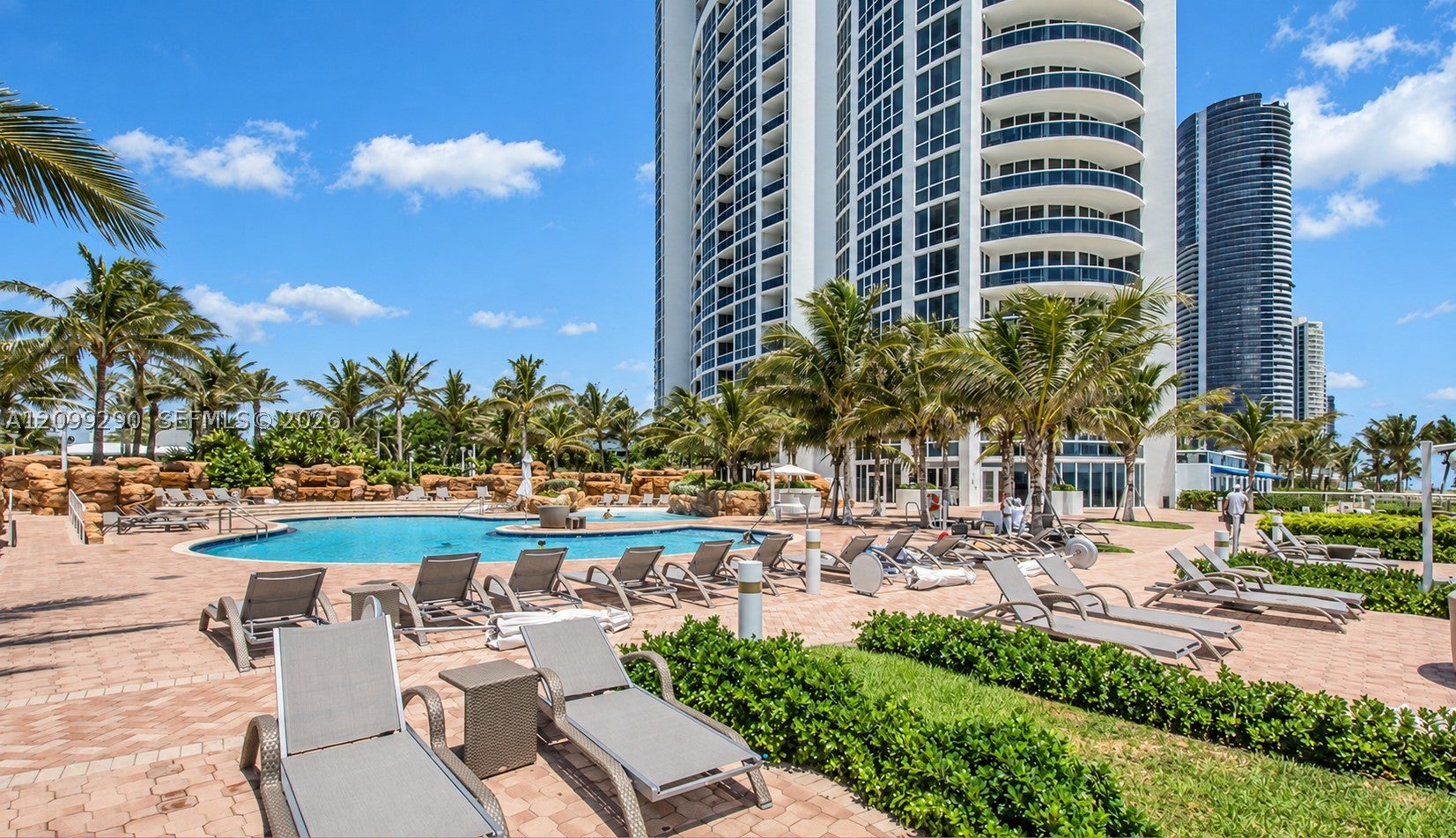 18101 Collins Ave 602