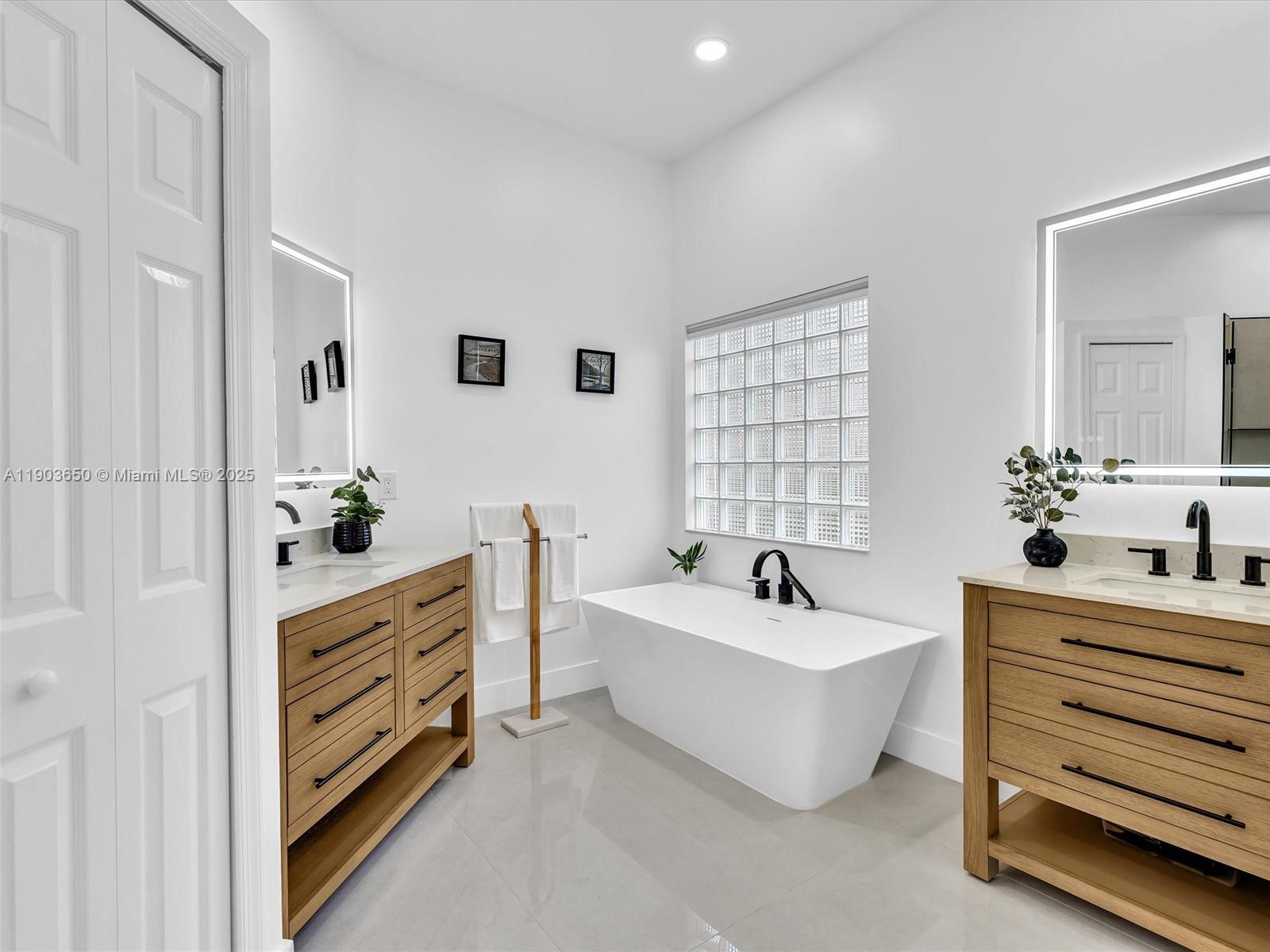 WYNDHAM LAKES WEST - Residential